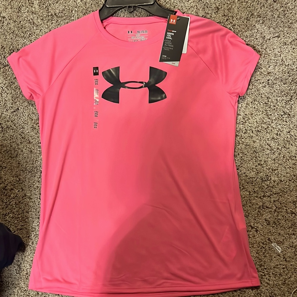 under armor top NWT. Girls xl.loose fit